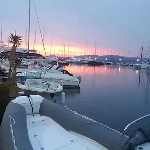 Jolis Voiliers De 6m Pour Expérience Insolite Sur Port Et Port Santa Lucia St Raphael Botel